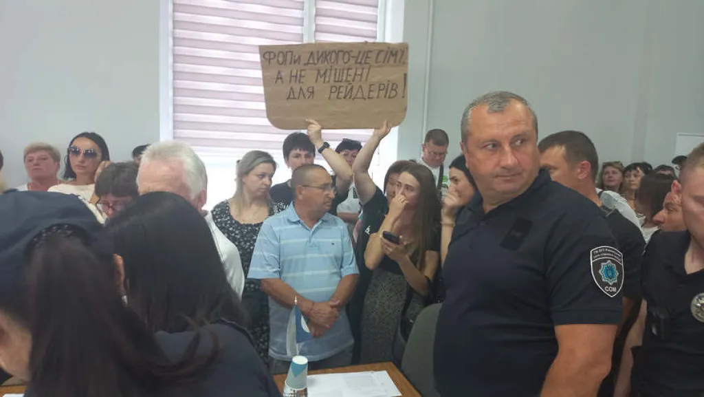 Скандал у Рівному: підприємці ринку Дикого прорвалися на сесію міськради
