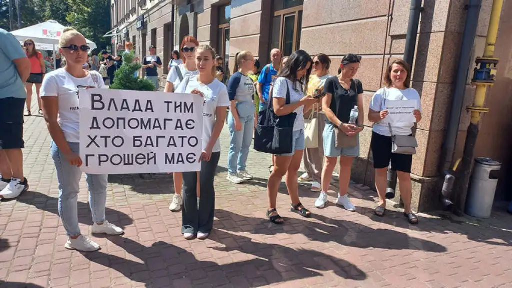 Скандал у Рівному: підприємці ринку Дикого прорвалися на сесію міськради Скандал у Рівному: підприємці ринку Дикого прорвалися на сесію міськради