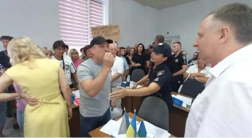 Скандал у Рівному: підприємці ринку Дикого прорвалися на сесію міськради Скандал у Рівному: підприємці ринку Дикого прорвалися на сесію міськради