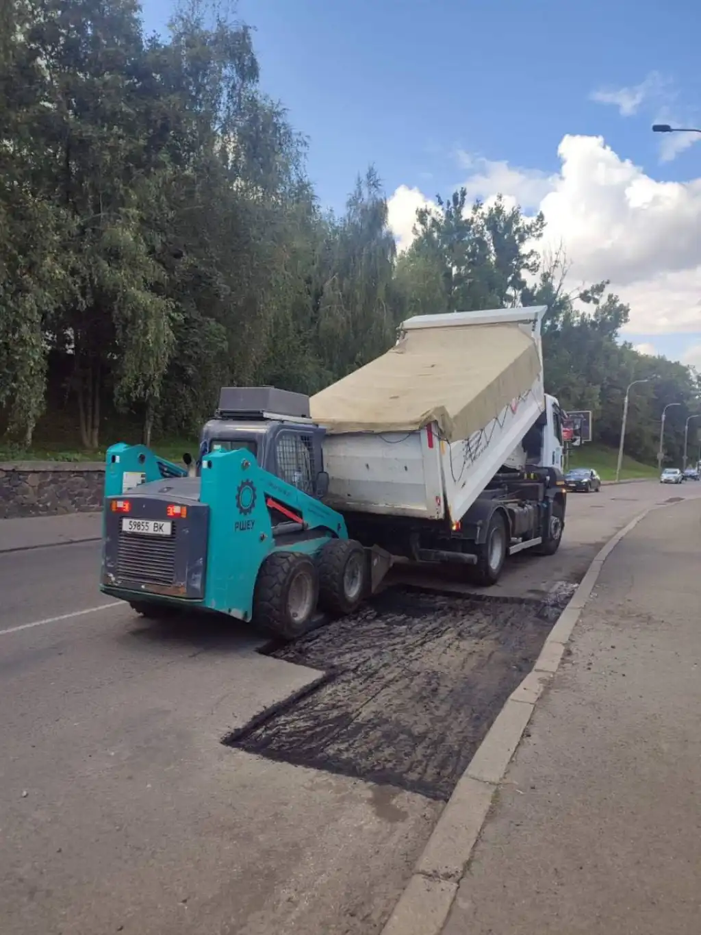 У Рівному триває ремонт тротуару на мосту по Соборній У Рівному триває ремонт тротуару на мосту по Соборній