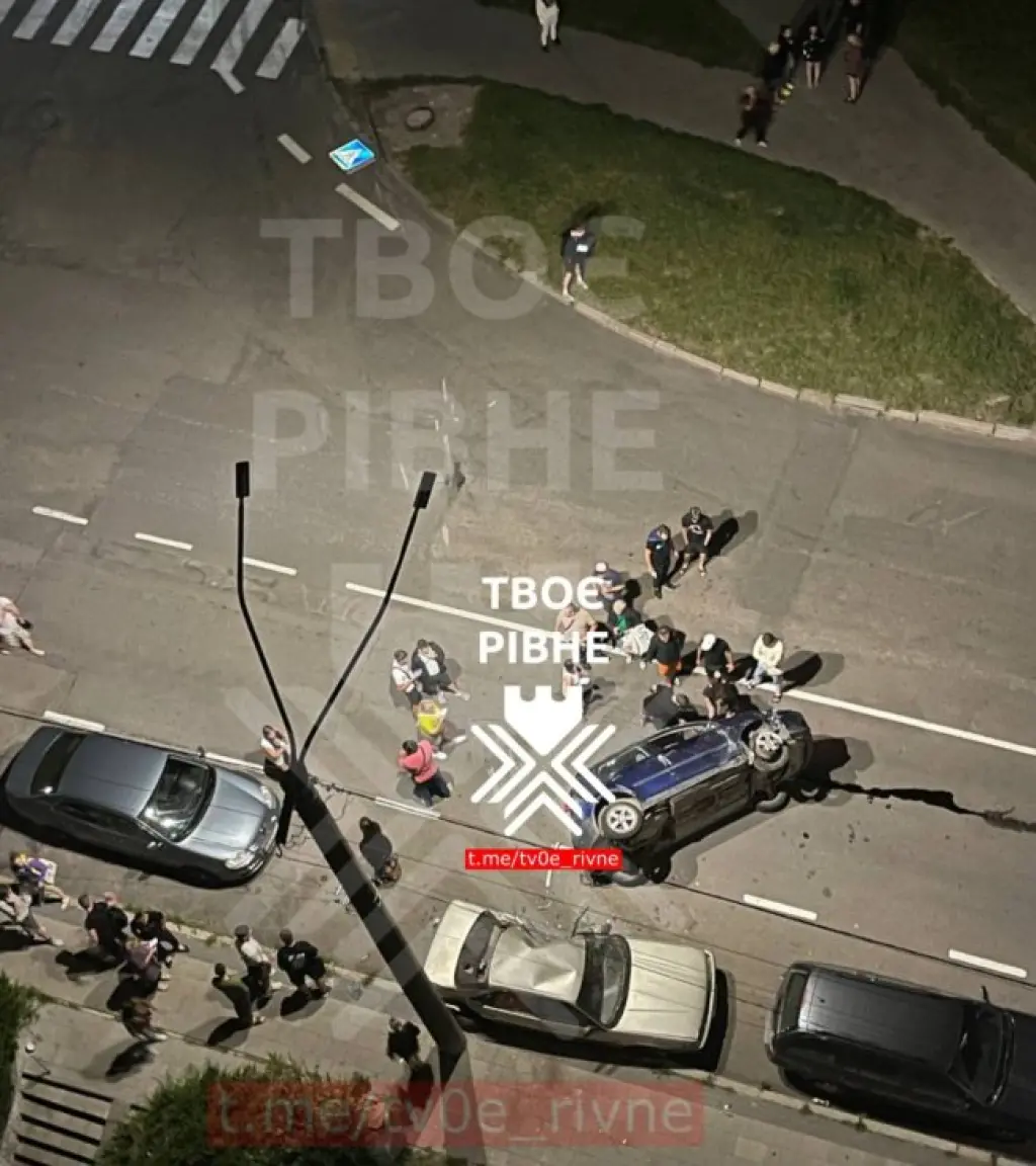 У Рівному сталася нічна аварія: «Volkswagen» перекинувся після зіткнення з припаркованою «Mazda»