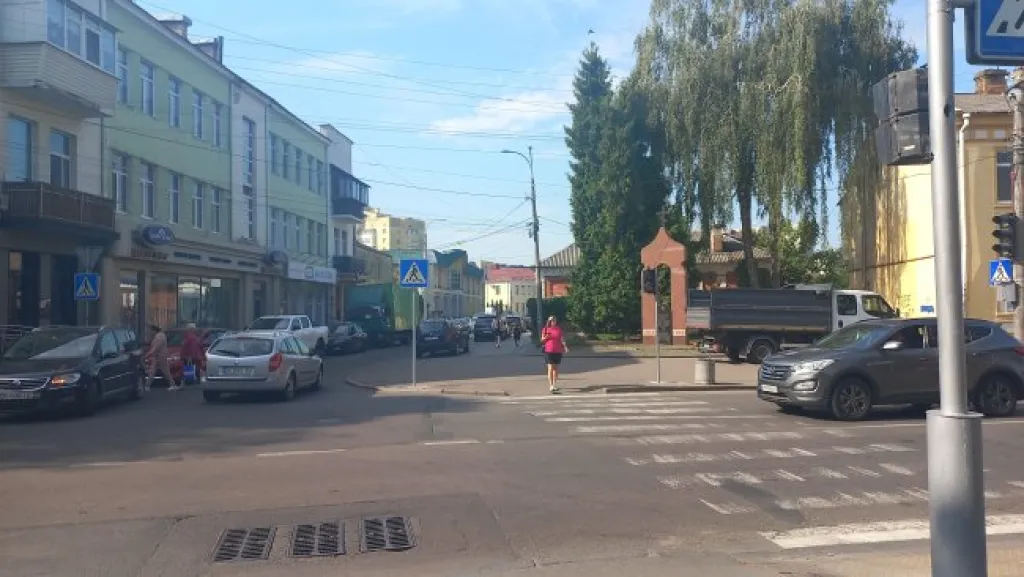У центрі Рівного зупинились світлофори: на перехресті ускладнений рух