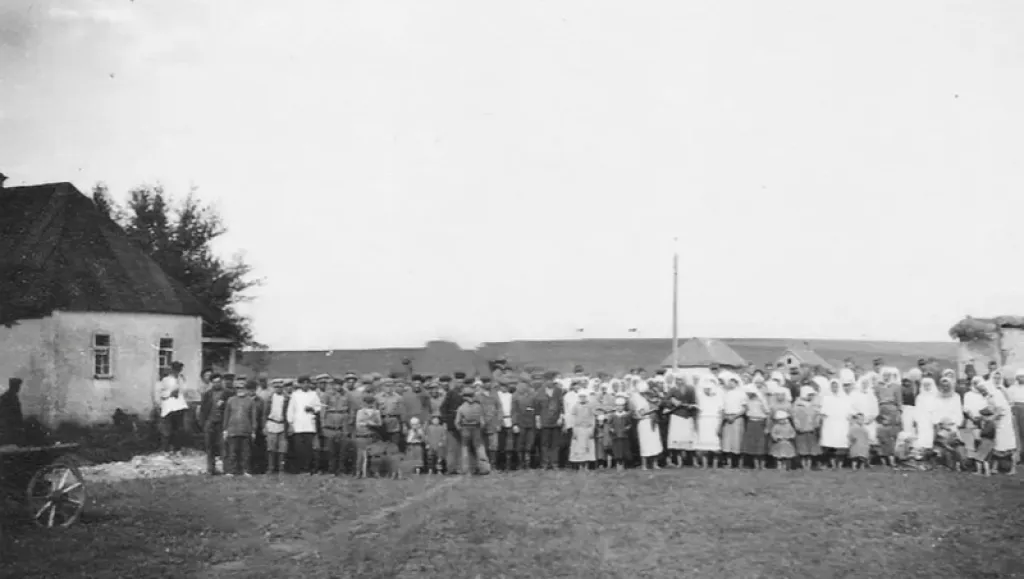 Опубліковано архівні фото мешканців Клеваня 1940-х років Опубліковано архівні фото мешканців Клеваня 1940-х років