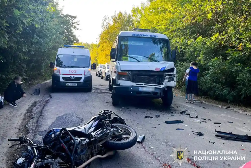 На Рівненщині маршрутка зіткнулася з мотоциклом: загинув 20-річний хлопець