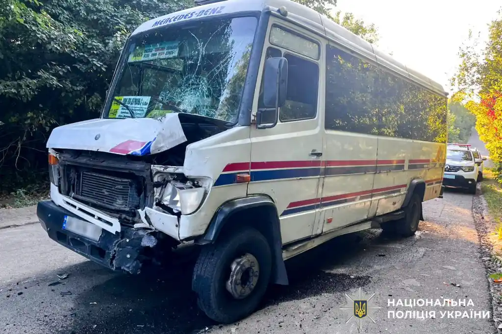 На Рівненщині маршрутка зіткнулася з мотоциклом: загинув 20-річний хлопець На Рівненщині маршрутка зіткнулася з мотоциклом: загинув 20-річний хлопець
