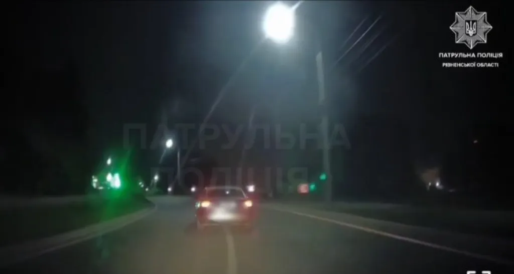 У Рівному водій тікав від патрульних серед ночі, доки не зупинило пробите колесо