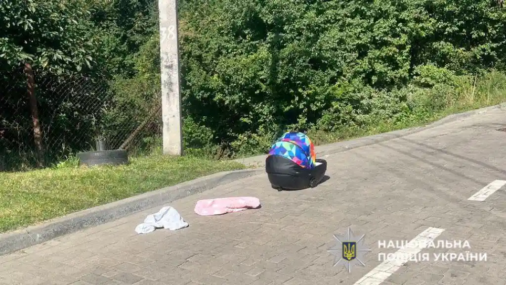 У Львові батько забув немовля у люльці на даху авто: дитина отримала травми