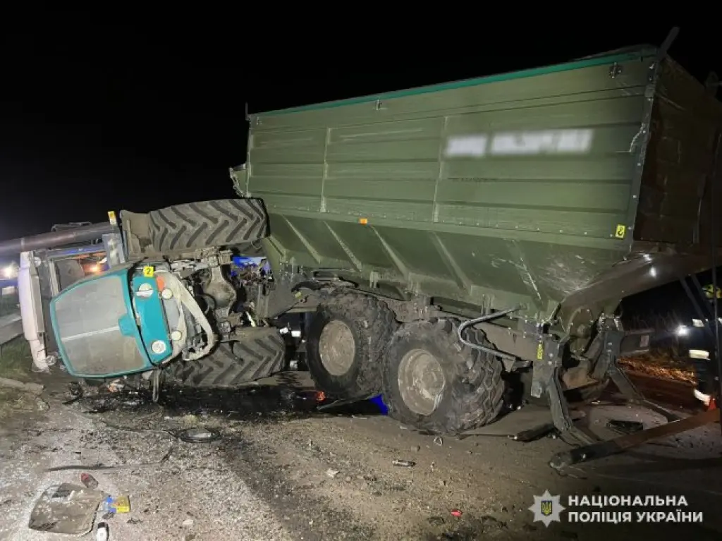 На Рівненщині вантажівка протаранила трактор: обидва водії в лікарні