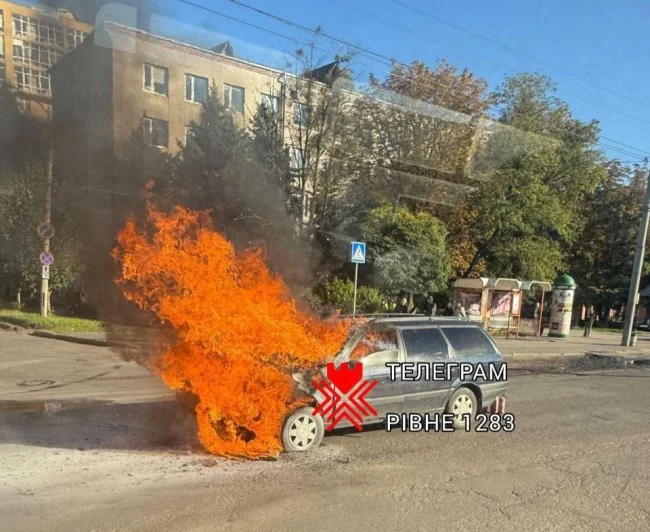 У Рівному загорівся автомобіль просто посеред вулиці