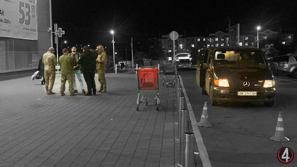 У Рівному чоловіка намагалися затримати біля «Екватора»: адвокатка пояснила, чи законно це