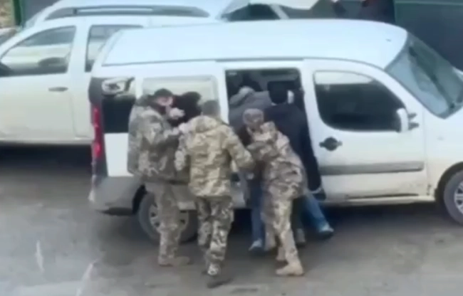 У Рівному чоловіка намагалися затримати біля «Екватора»: адвокатка пояснила, чи законно це