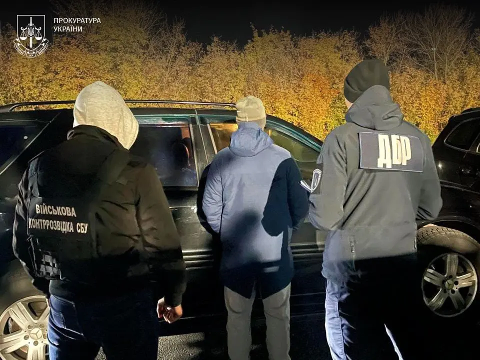 На Рівненщині затримали колишнього поліцейського, який організував схему втечі військових за гроші