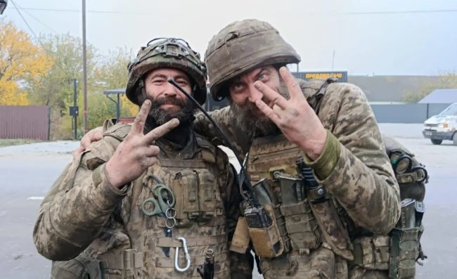 Двоє військових 165 днів утримували позиції на передовій: нагороджені за стійкість