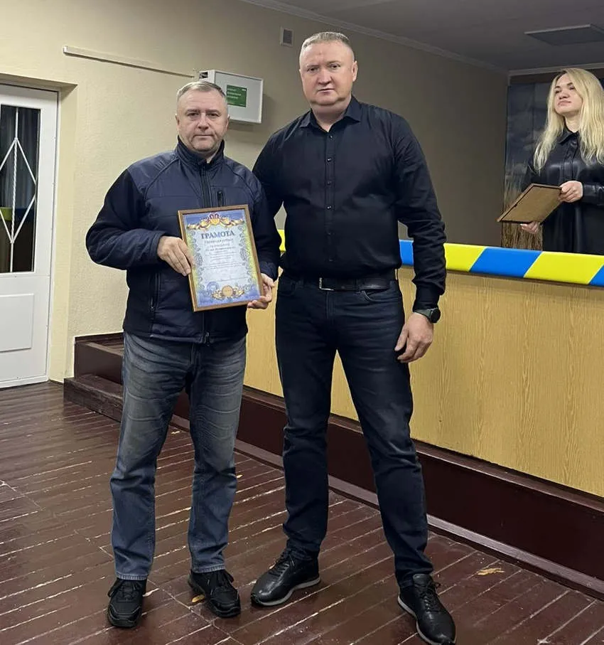 Доки не випав сніг: у Рівному активно ремонтують дороги та очищують вулиці