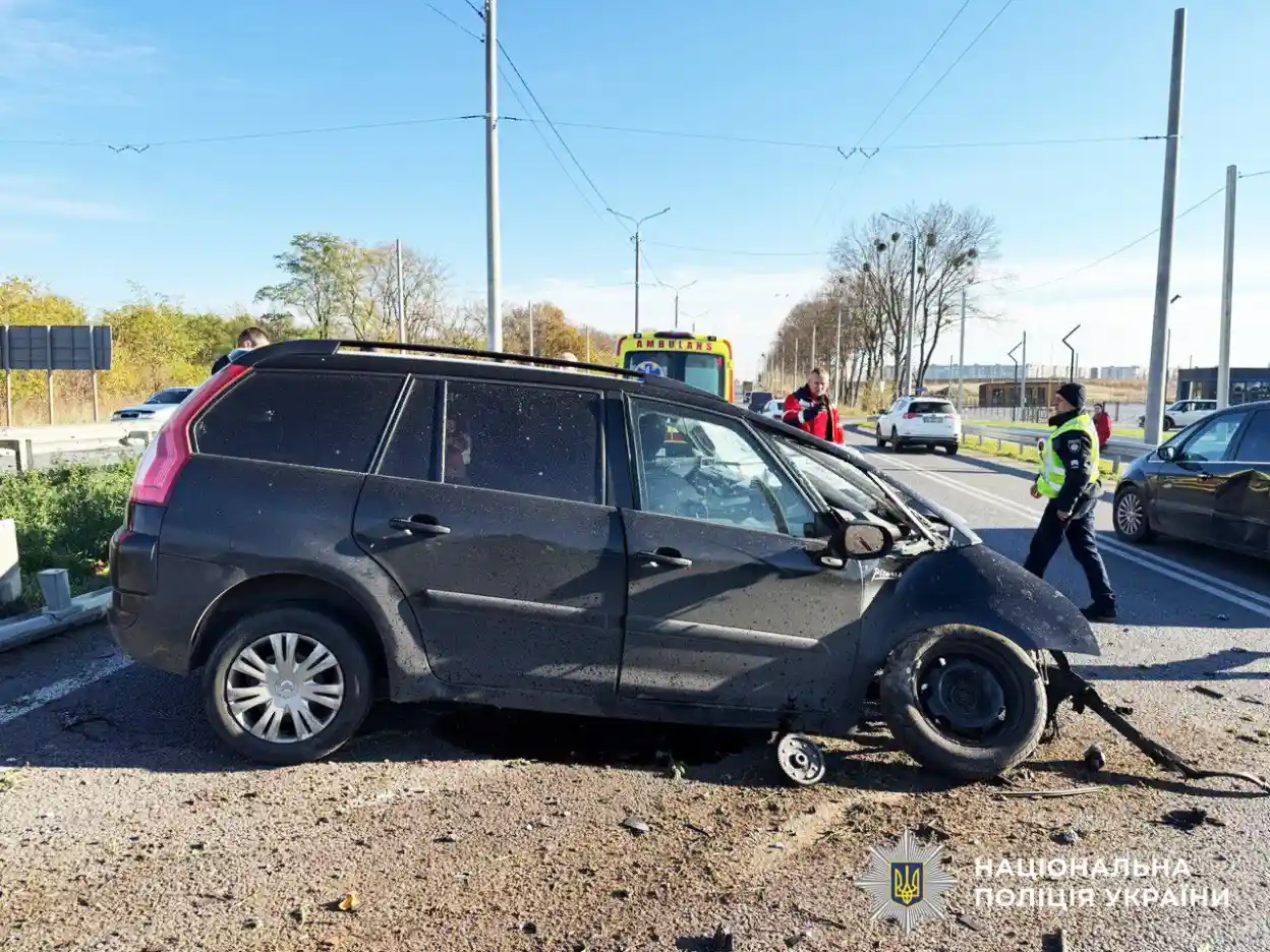 Під Рівним у ДТП загинув водій мінівена, який врізався у бетонний стовп Під Рівним у ДТП загинув водій мінівена, який врізався у бетонний стовп