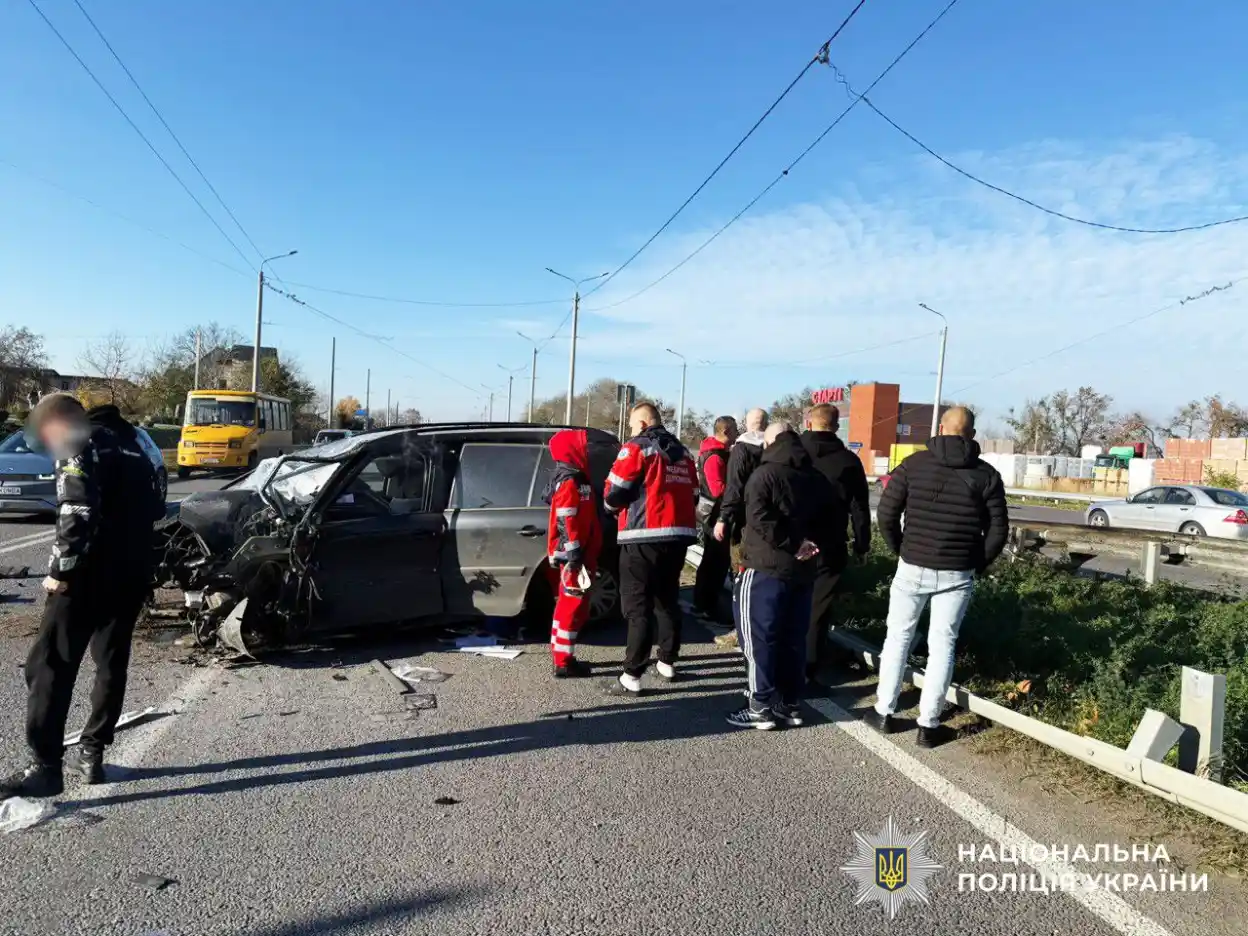 Під Рівним у ДТП загинув водій мінівена, який врізався у бетонний стовп Під Рівним у ДТП загинув водій мінівена, який врізався у бетонний стовп