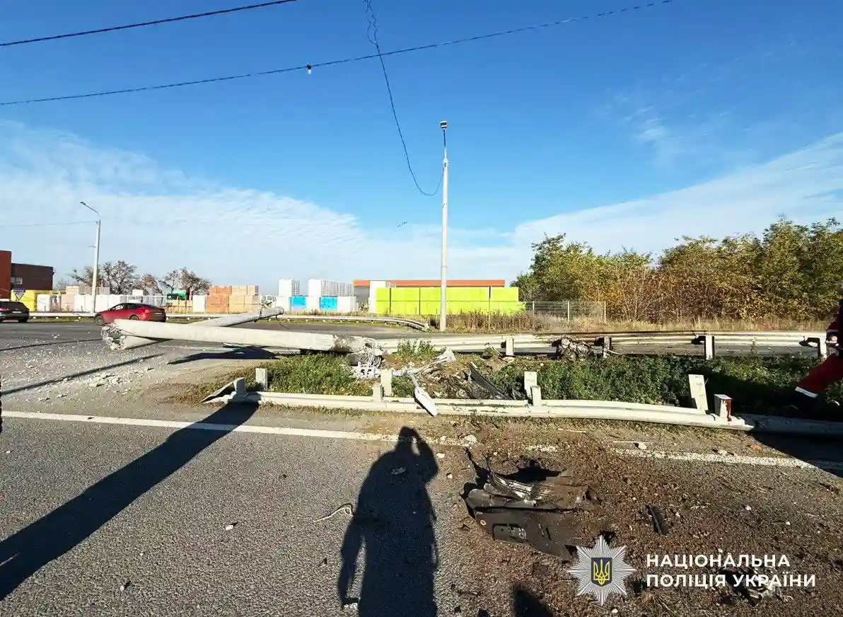 Під Рівним у ДТП загинув водій мінівена, який врізався у бетонний стовп Під Рівним у ДТП загинув водій мінівена, який врізався у бетонний стовп