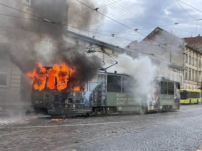 У центрі Львова загорівся трамвай: у місті здійнявся густий дим