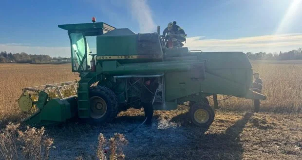 На Рівненщині під час жнив загорівся комбайн: поліція допомогла зупинити пожежу