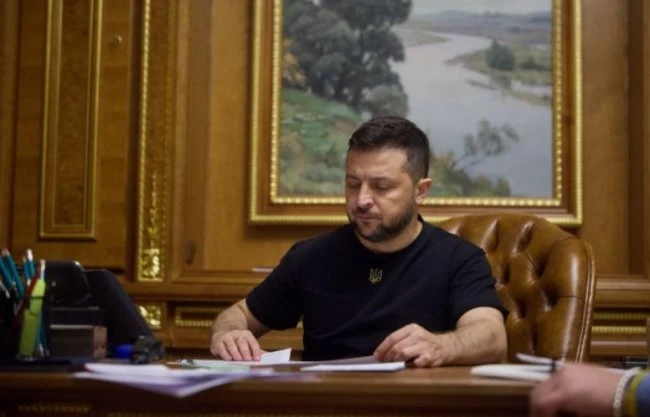 Зеленський підписав закон, який дозволяє бронювати навіть чоловіків у розшуку ТЦК