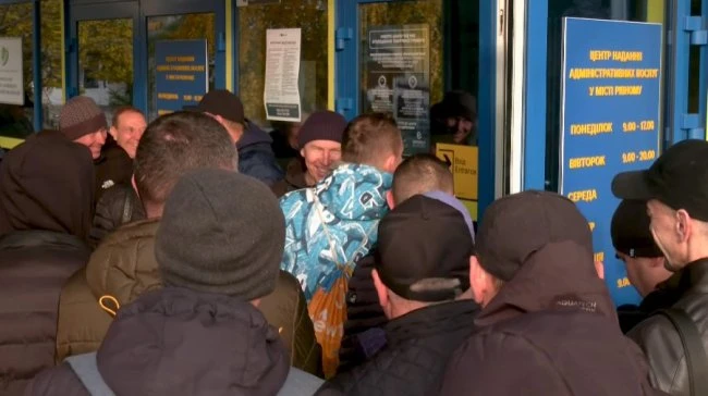 У Рівному чоловіки масово шикуються в черги до ЦНАПу через відстрочку від мобілізації