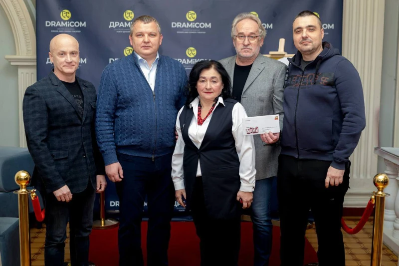 Рівненські «Мами» розпочали всеукраїнський тур виставою в Дніпрі Рівненські «Мами» розпочали всеукраїнський тур виставою в Дніпрі