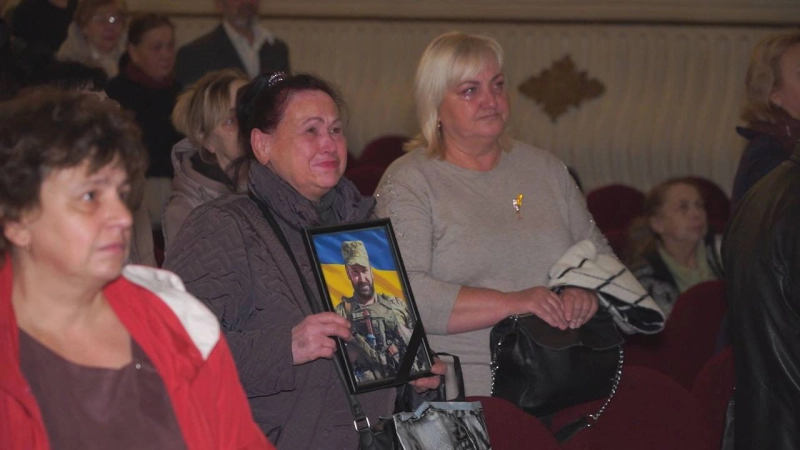 Рівненські «Мами» розпочали всеукраїнський тур виставою в Дніпрі Рівненські «Мами» розпочали всеукраїнський тур виставою в Дніпрі