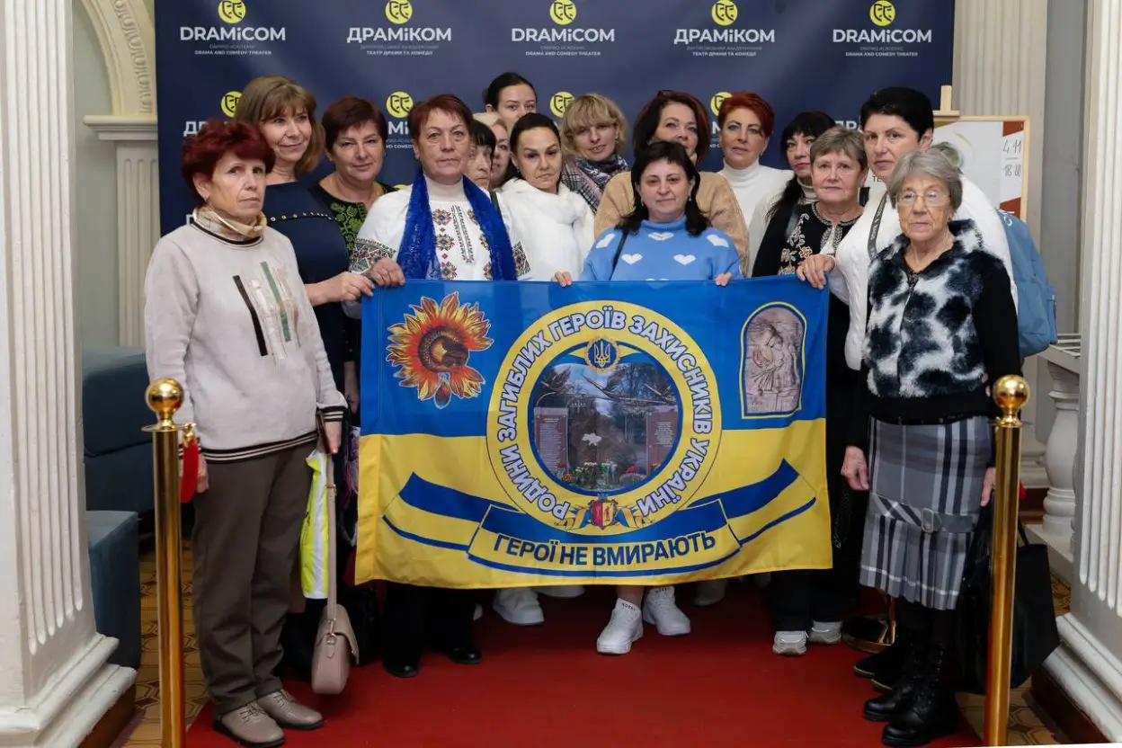 Рівненські «Мами» розпочали всеукраїнський тур виставою в Дніпрі Рівненські «Мами» розпочали всеукраїнський тур виставою в Дніпрі