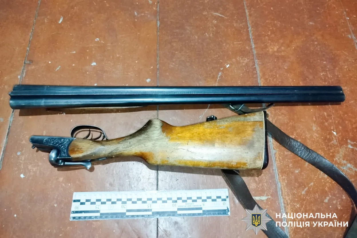 На Рівненщині чоловік через ревнощі обстріляв дім співмешканки