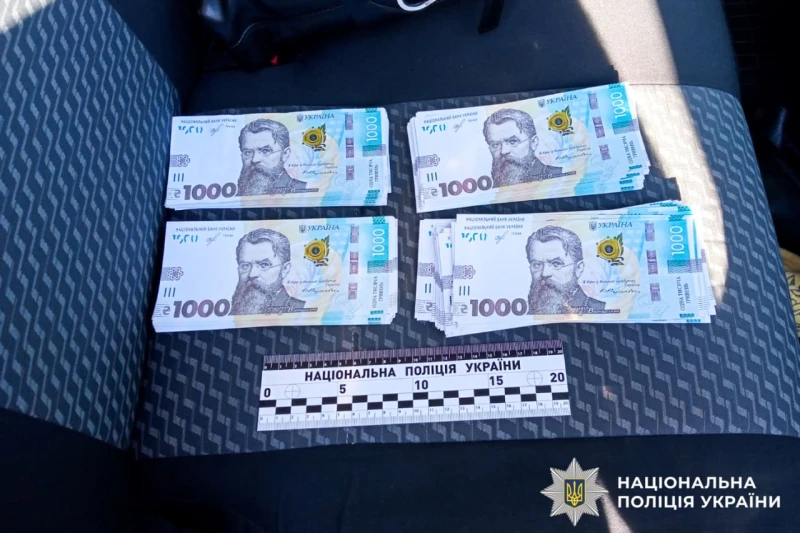 У Рівному викрили групу чоловіків, які продавали фарбовану крейду замість міндобрив