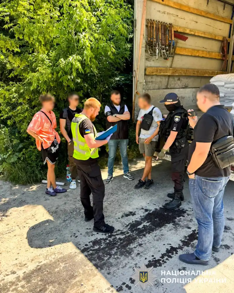 У Рівному викрили групу чоловіків, які продавали фарбовану крейду замість міндобрив