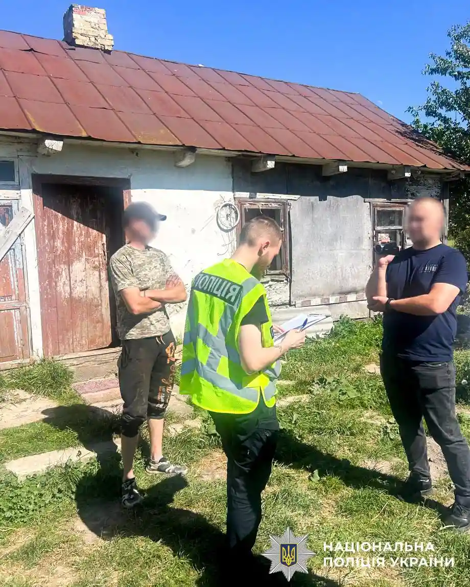 У Рівному викрили групу чоловіків, які продавали фарбовану крейду замість міндобрив
