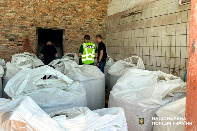У Рівному викрили групу чоловіків, які продавали фарбовану крейду замість міндобрив