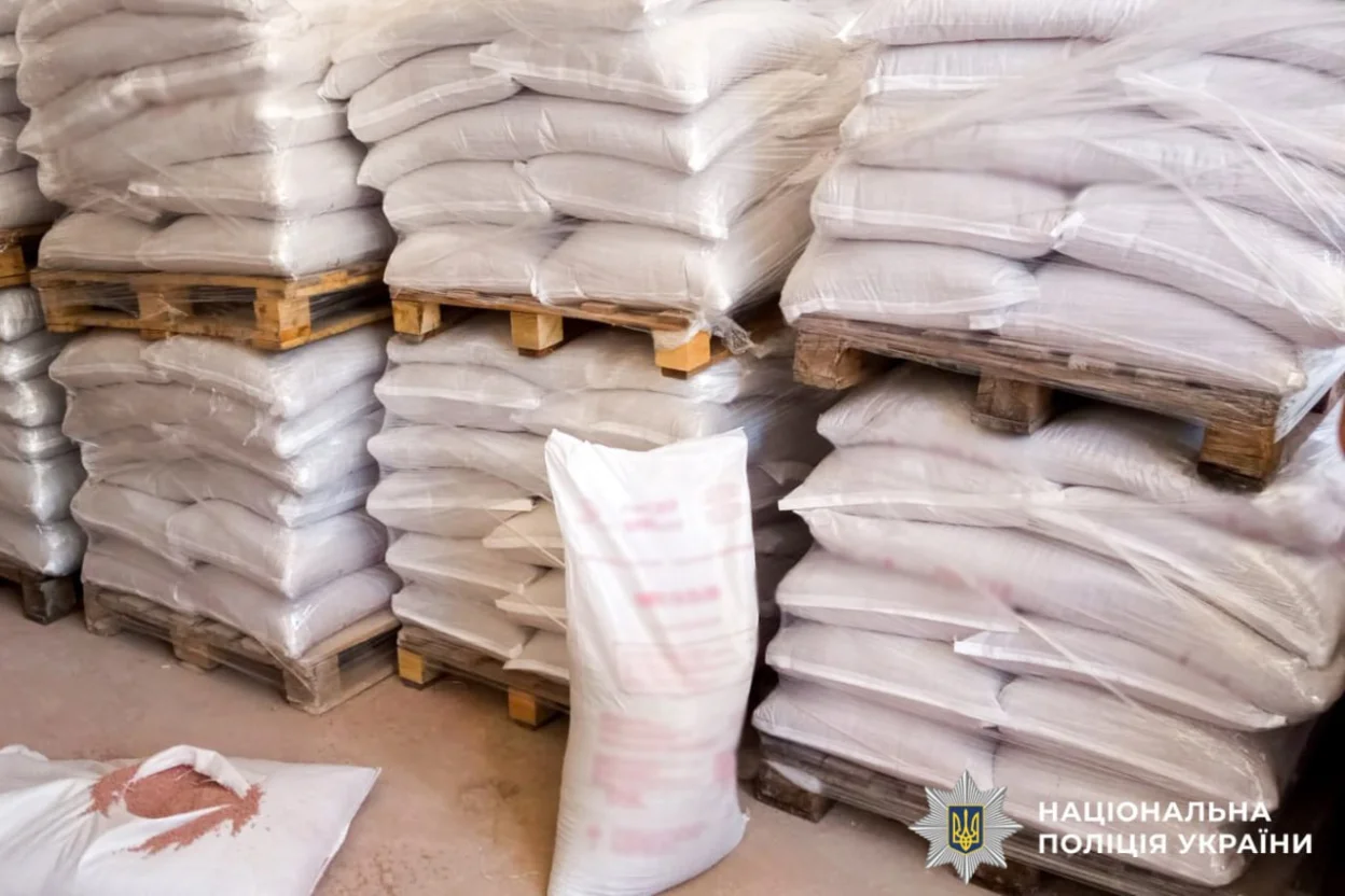 У Рівному викрили групу чоловіків, які продавали фарбовану крейду замість міндобрив