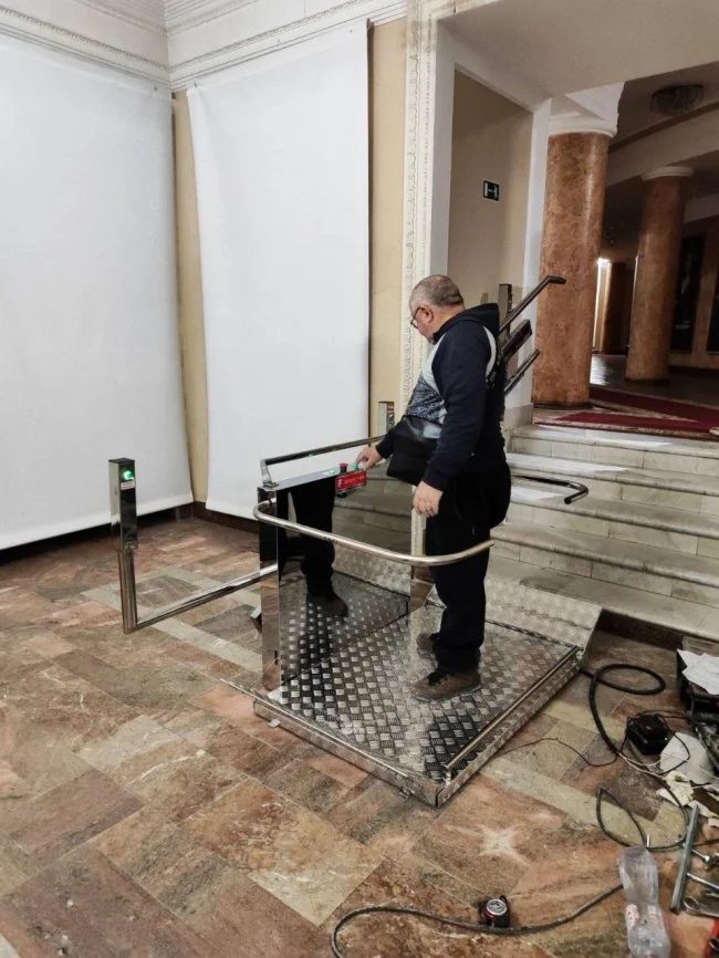 У Рівненському драмтеатрі встановили підйомник для маломобільних осіб