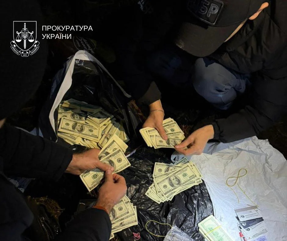 Поліцейський, який вкрав 13 мільйонів, переховувався в наметі на Рівненщині