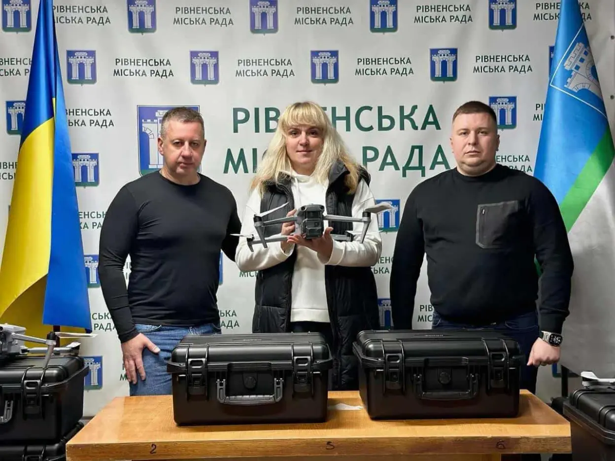 Рівне передало військовим дрони та засоби зв’язку Рівне передало військовим дрони та засоби зв’язку