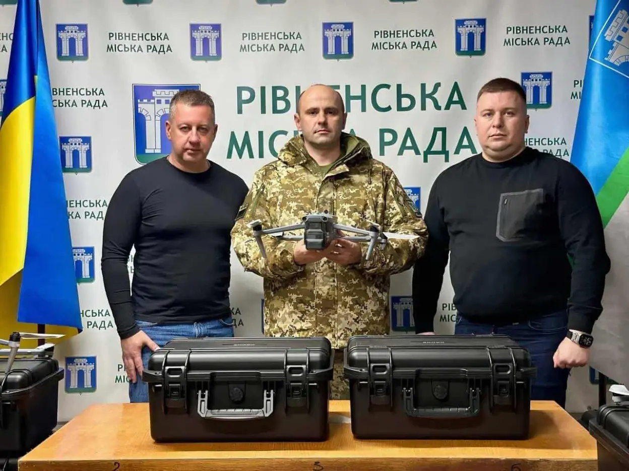 Рівне передало військовим дрони та засоби зв’язку Рівне передало військовим дрони та засоби зв’язку