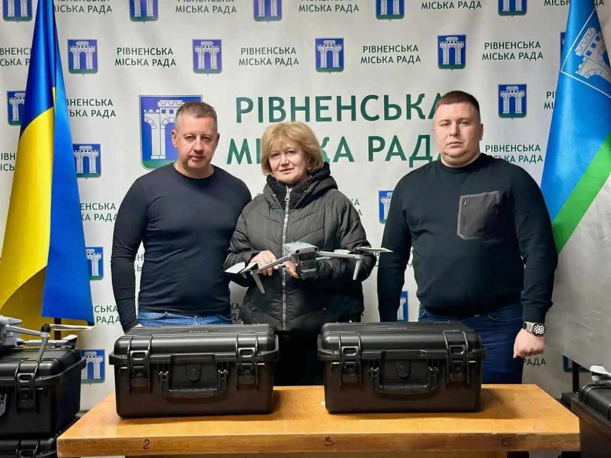Рівне передало військовим дрони та засоби зв’язку Рівне передало військовим дрони та засоби зв’язку