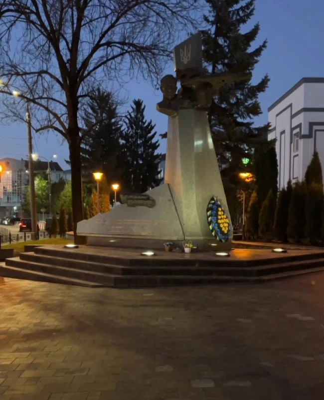 У центрі Рівного відремонтували сквер на розі Соборної та Героїв Поліції