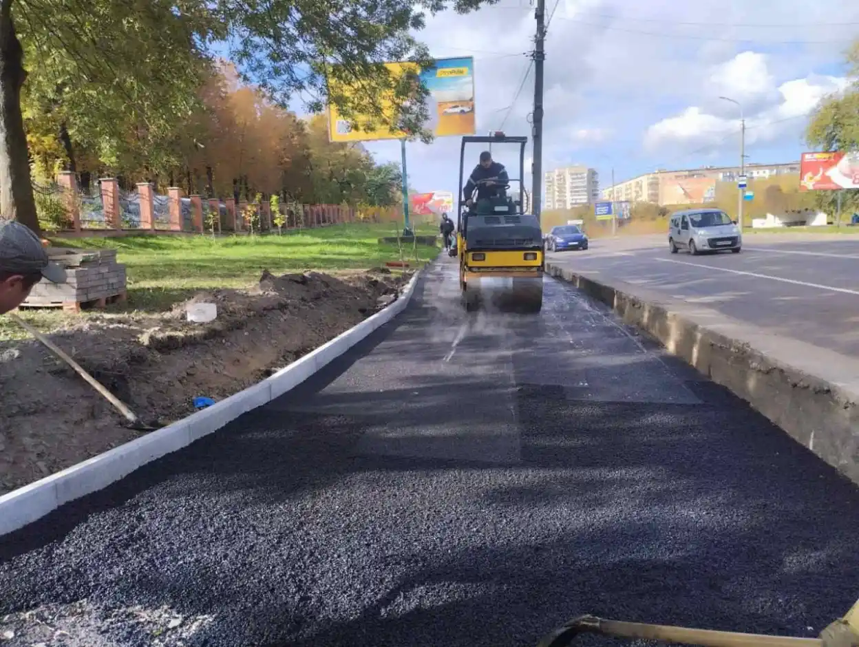 У Рівному триває оновлення тротуарів на Київській У Рівному триває оновлення тротуарів на Київській