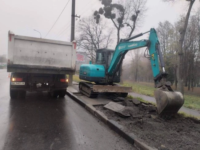 У Рівному триває оновлення тротуарів на Київській У Рівному триває оновлення тротуарів на Київській