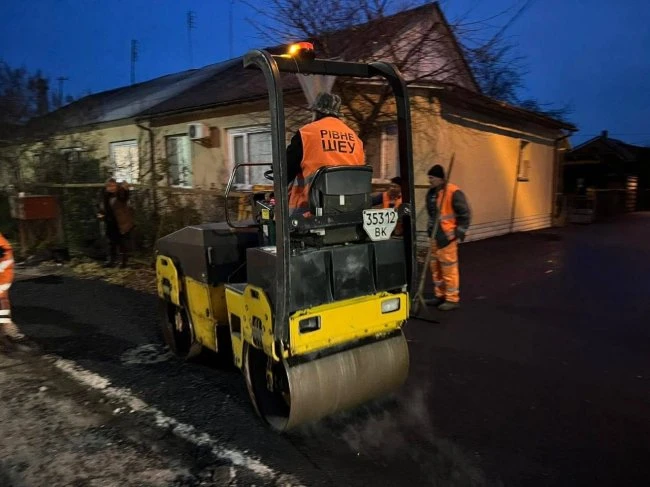 На Гетьманській у Рівному з’явився новий асфальт
