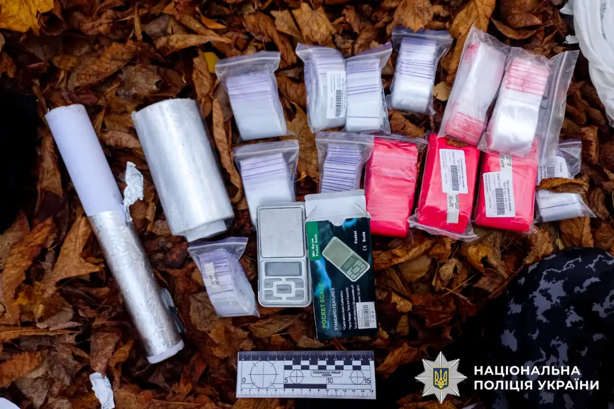 У Рівному затримали наркодилера, який намагався втекти через вікно з третього поверху У Рівному затримали наркодилера, який намагався втекти через вікно з третього поверху