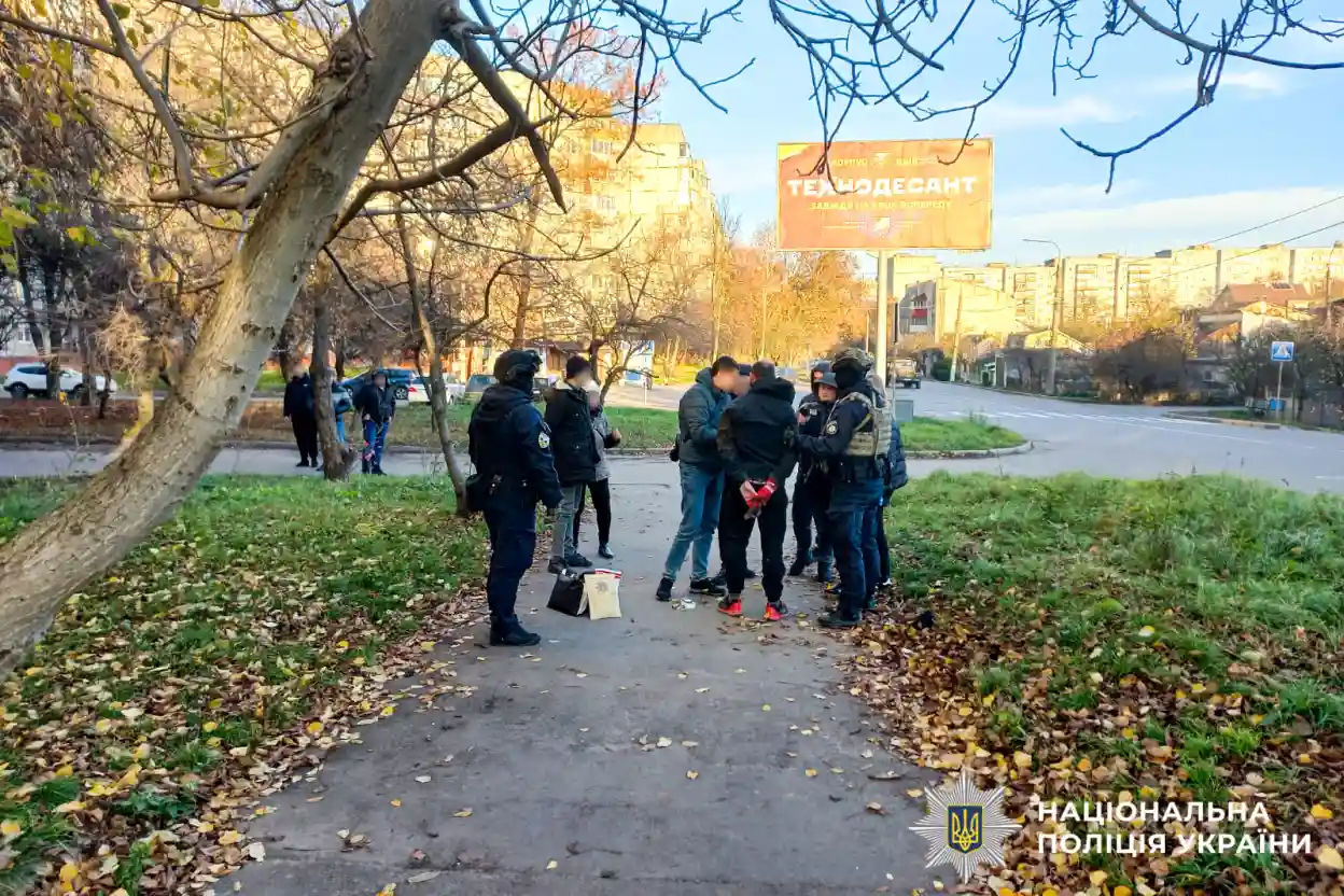 У Рівному затримали наркодилера, який намагався втекти через вікно з третього поверху У Рівному затримали наркодилера, який намагався втекти через вікно з третього поверху