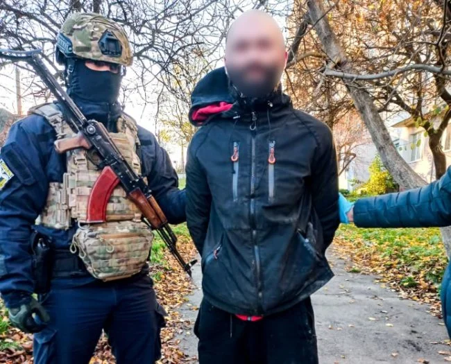 У Рівному затримали наркодилера, який намагався втекти через вікно з третього поверху