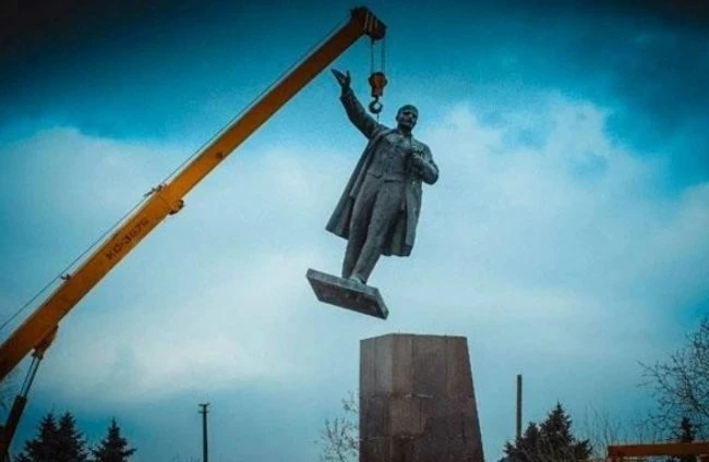 Як у Рівному демонтували пам’ятник Леніну у 1991 році