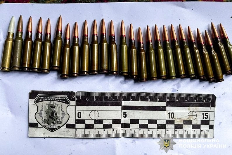 На Рівненщині під час обшуку у 42-річного чоловіка вилучили гранату та патрони