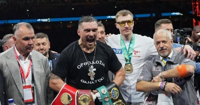 Олександр Усик оголосив про припинення володіння титулом абсолютного чемпіона світу