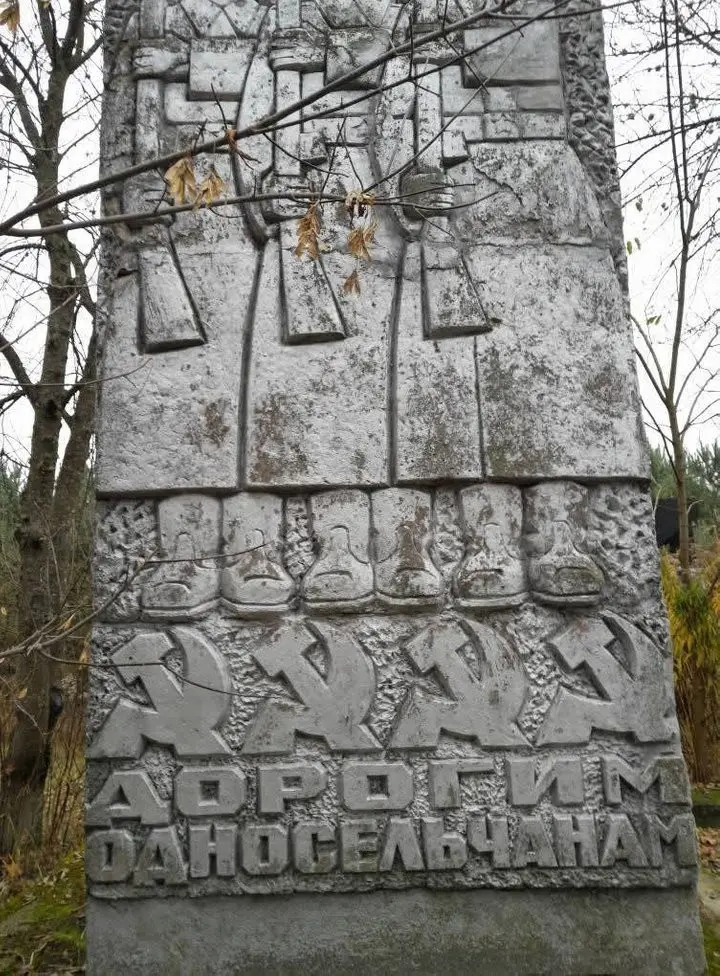 На Рівненщині замазали радянську символіку в Мочулках, але в центрі Зорі вона досі лишається